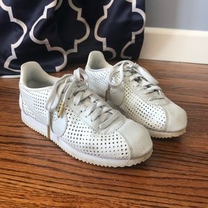 White Nike sneakers size 6.5